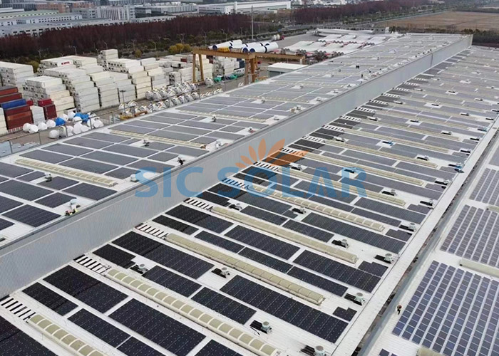 Hệ thống lắp đặt năng lượng mặt trời trên mái nhà bằng kim loại 1,7MW ở Ấn Độ