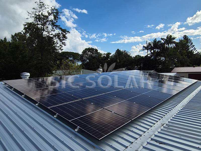 Giá đỡ tấm pin mặt trời trên mái kim loại đứng 20KW ở New Zealand