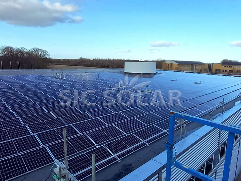 Giá đỡ hệ thống lắp đặt mái phẳng năng lượng mặt trời 2MW tại Canada