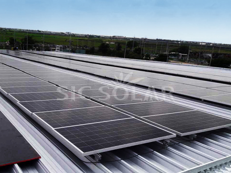 Giá đỡ linh kiện kẹp mái tôn năng lượng mặt trời 300KW tại Ba Lan