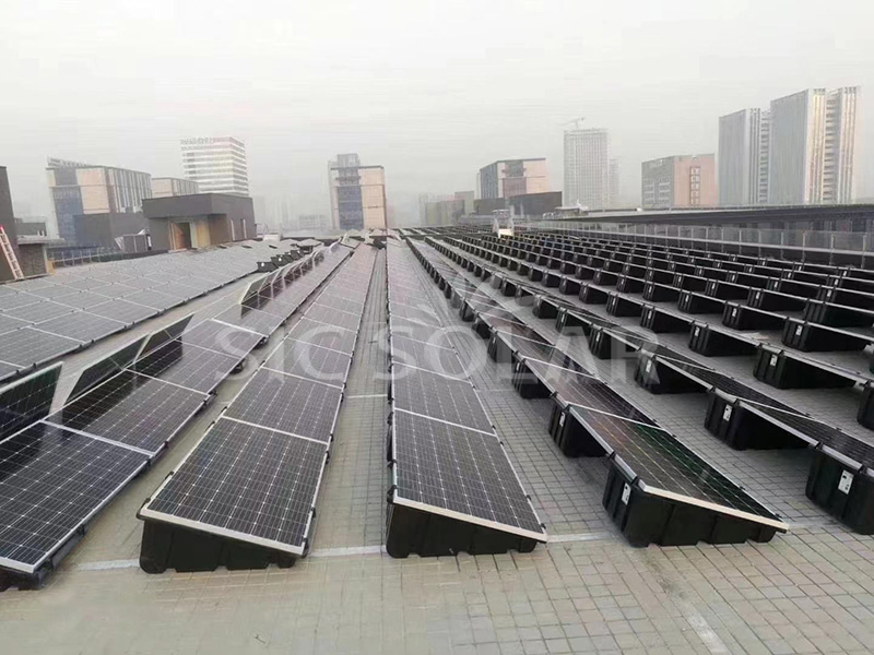 Bộ chấn lưu lắp đặt tấm pin năng lượng mặt trời 200KW trên mái nhà phẳng tại Đức