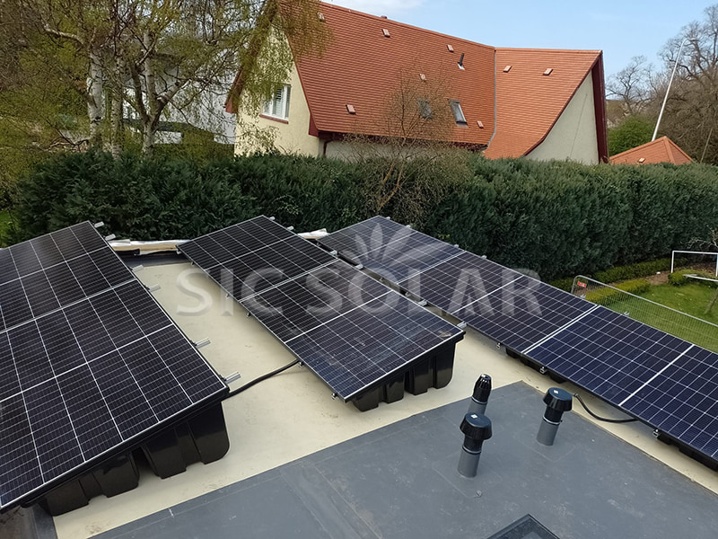 Hệ thống tấm pin năng lượng mặt trời gắn trên mái nhà phẳng công suất 20KW tại Đức