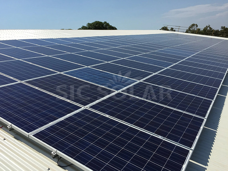 Hệ thống mái nhà bằng kim loại nghiêng năng lượng mặt trời 50KW ở Estonia
