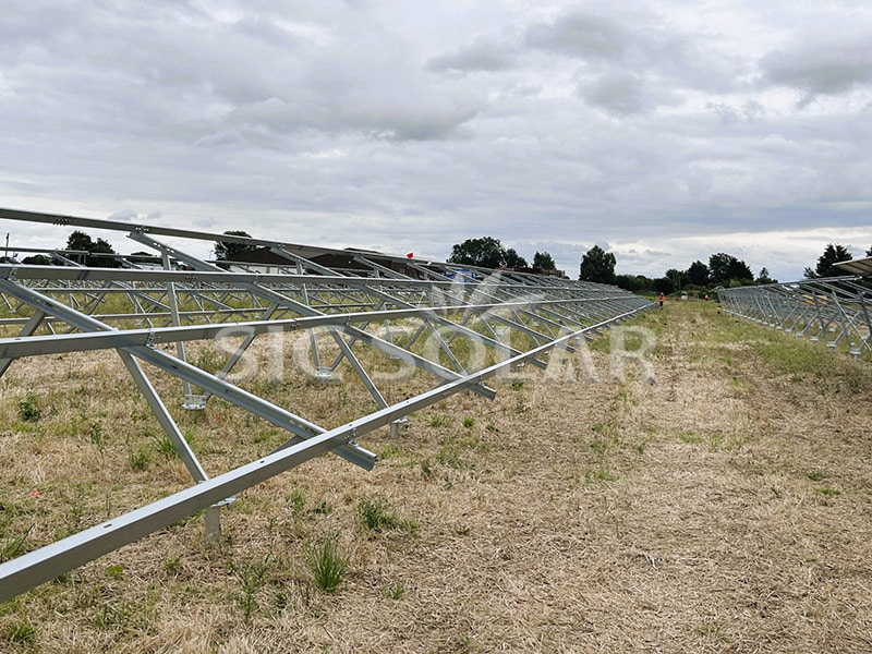 Hệ thống giá đỡ lắp đặt trên mặt đất cho hệ thống năng lượng mặt trời 300KW tại Anh Quốc